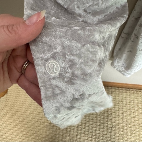 Lululemon ready to crush velour silver jogger Pants 4 - Picture 7 of 8